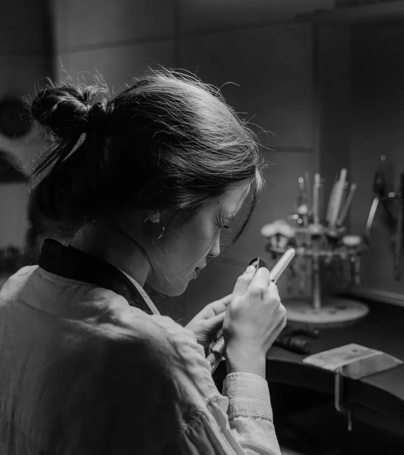 Iris van Slagmaat-Hasewinkel in haar goudsmederij atelier, omringd door gereedschap en materialen