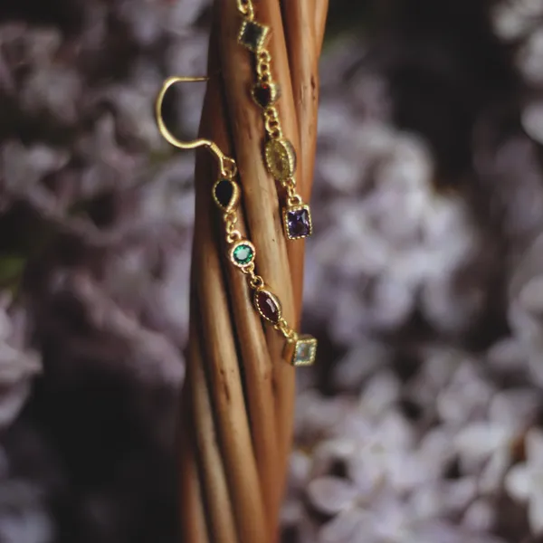 Gouden oorbellen met gekleurde edelstenen, detailfoto