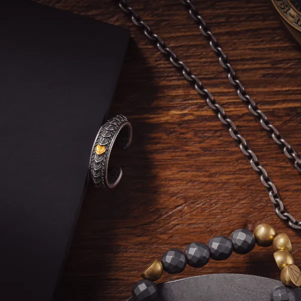 Handgesmede gouden ring met subtiele textuur, close-up op donkere achtergrond